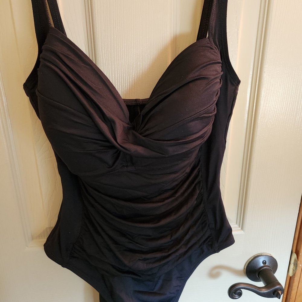 La Blanca black flattering one piece bathing suit swimsuit sz US 12
